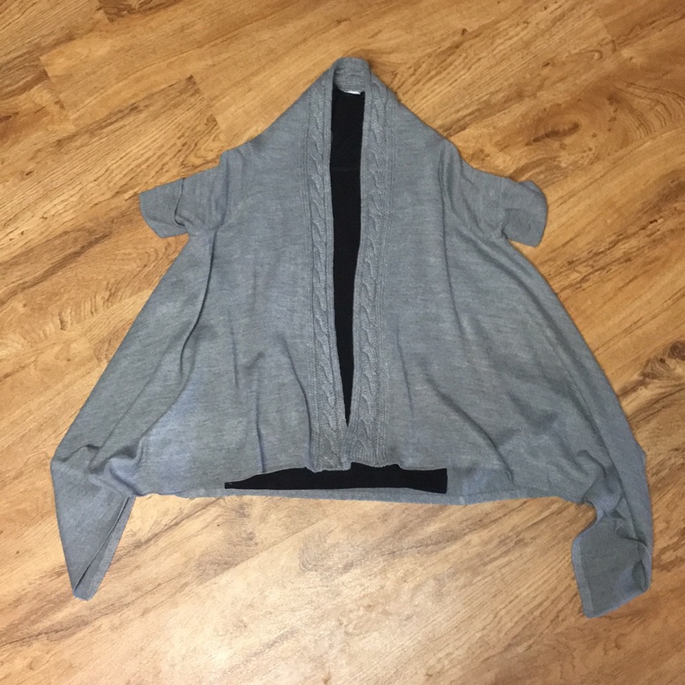 Gray sweater with short sleeves